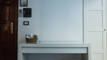 Una scrivania, letti aggiuntivi (a pagamento), Wi-Fi gratuito, lenzuola