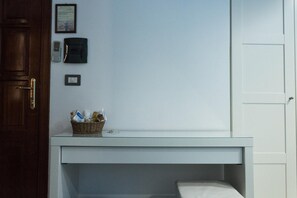 Desk, rollaway beds, free WiFi, bed sheets - Scarabeo Milazzo (Milazzo)