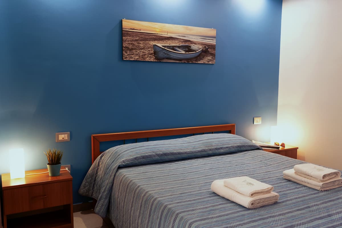 Escritorio, camas extra, wifi gratis y ropa de cama