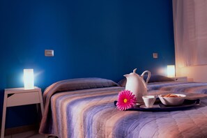 Habitación cuádruple | Escritorio, camas extra, wifi gratis y ropa de cama 