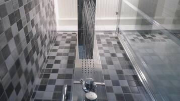 Doccia, set di cortesia gratuito, asciugacapelli, accappatoio