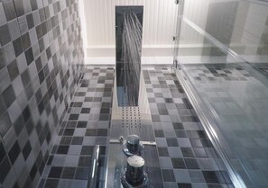 Een douche, gratis toiletartikelen, een haardroger, badjassen