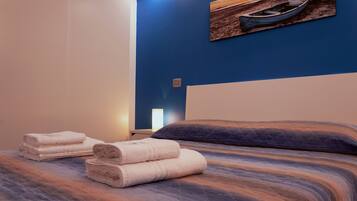 Camera quadrupla | Una scrivania, letti aggiuntivi (a pagamento), Wi-Fi gratuito, lenzuola