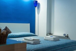 Een bureau, extra bedden, gratis wifi, beddengoed