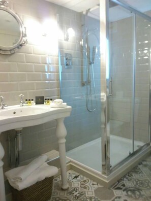 Deluxe Room, 1 King Bed (Boat House) | Bathroom | Free toiletries, hair dryer, towels