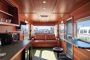 Habitación Premium, 1 cama de matrimonio con sofá cama | Zona de estar | Una televisión de pantalla plana