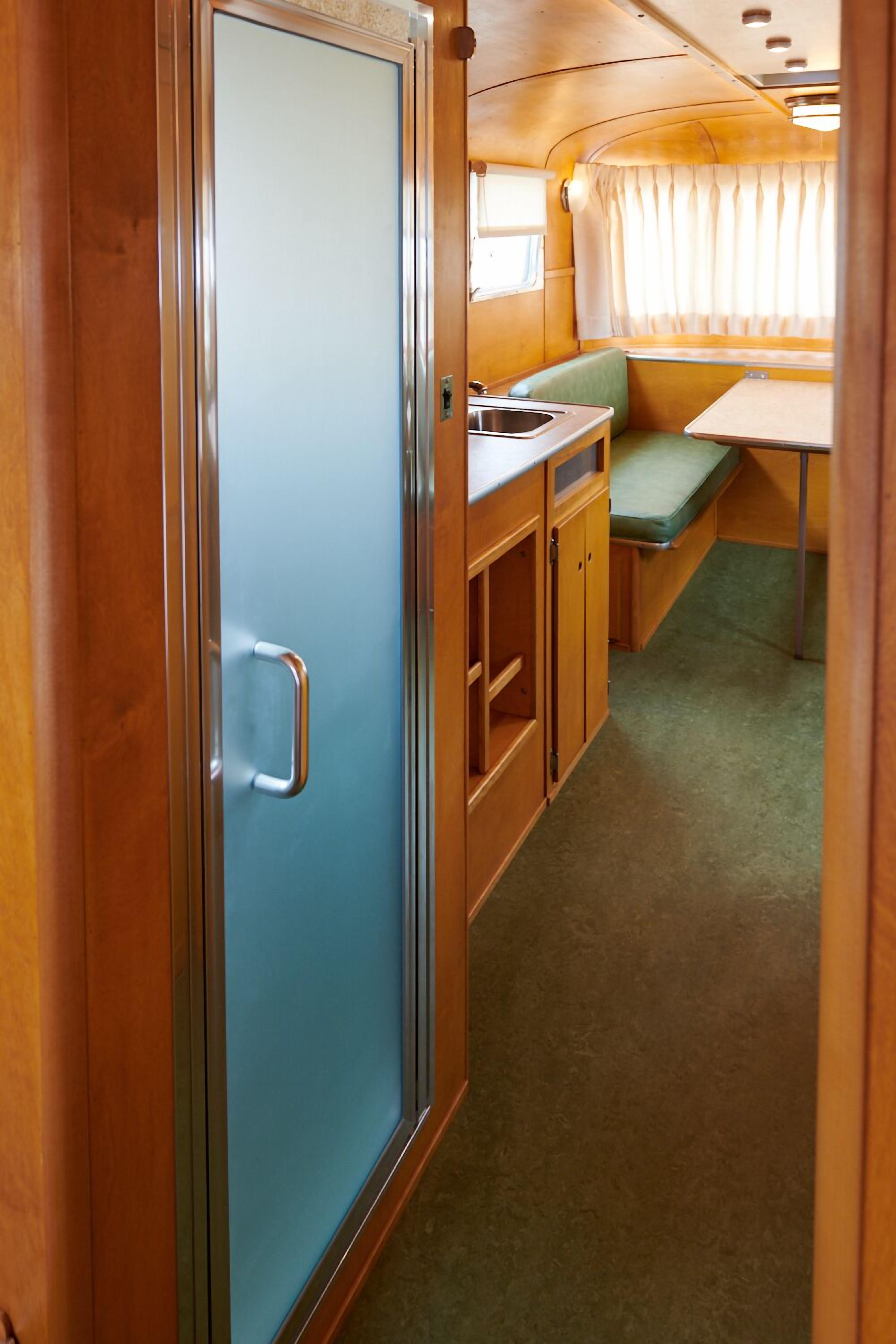 the manor - premium room, 1 queen bed | bathroom | shower, free toiletries, hair dryer, towels