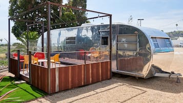 Premium kamer, 1 queensize bed met slaapbank | Terras