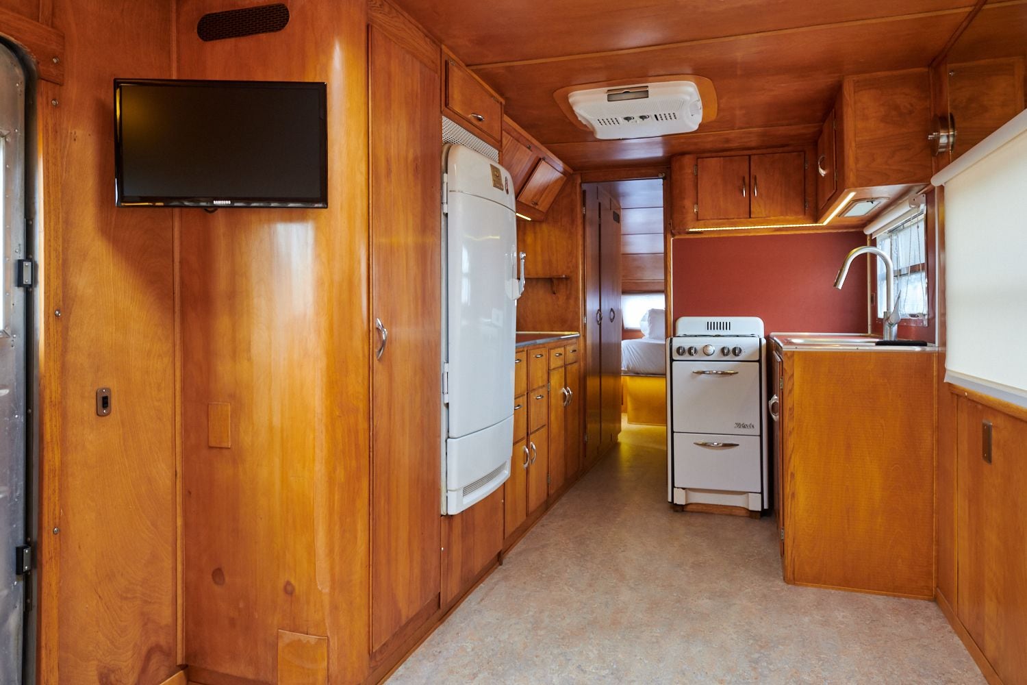 aluminaughty - premium room, 1 queen bed with sofabed | living area | flat-screen tv