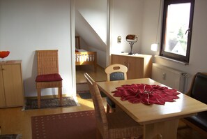 Apartemen Basic, 2 kamar tidur, dapur, tepi gunung | Makan di kamar
