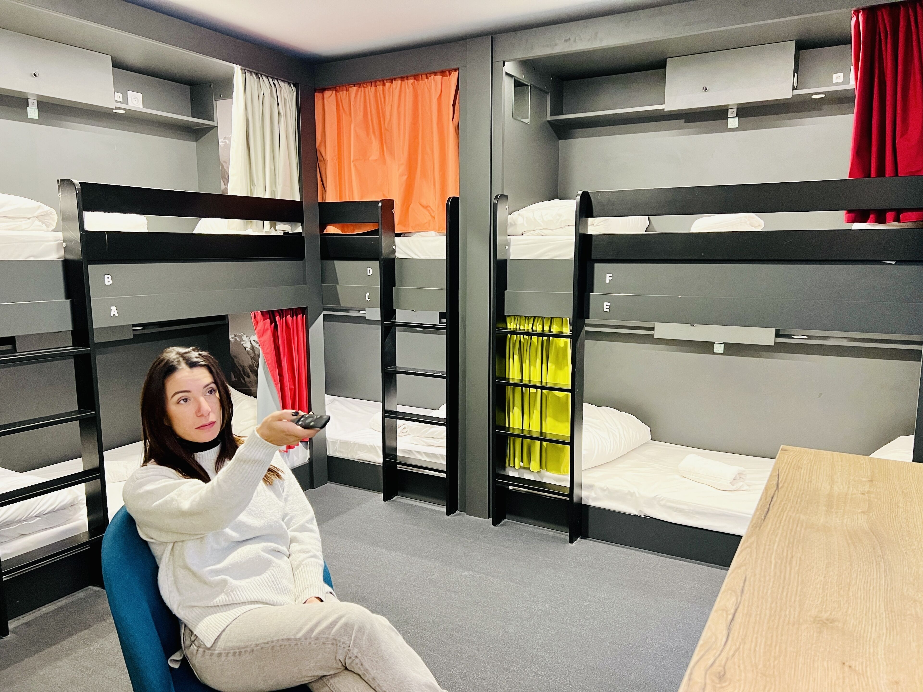 Habitación con literas, un escritorio y una silla.