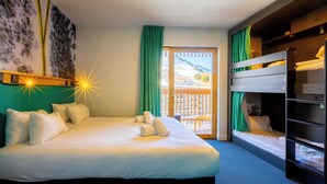 Een hotelkamer met een groot bed, een stapelbed, een balkon met uitzicht op een besneeerd landschap en een schilderij aan de muur.