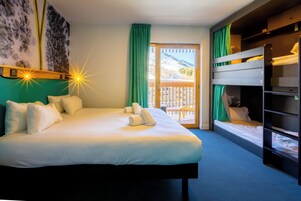 room for 4 persons with private bathroom | Soundproofing, free WiFi, bed sheets