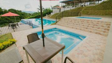 2 kolam renang outdoor