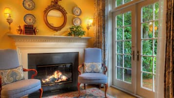 Queen Courtyard 5 | 1 bedroom, premium bedding, individually decorated