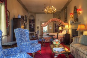 Luksussuite, 1 kingsize-seng | Sengetøy av topp kvalitet, individuelt dekorert og individuelt innredet