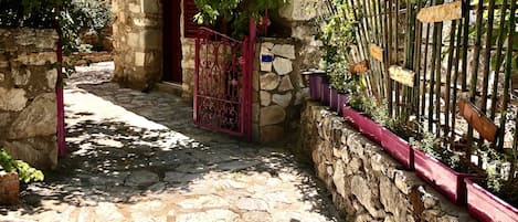 Entrada al alojamiento