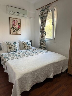 Frigobar (abastecido com alguns itens grátis), cortinas blackout