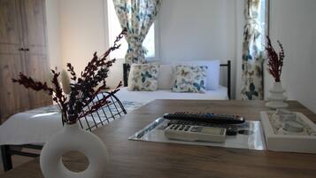 Familienzimmer | Minibar (mit einigen kostenlosen Artikeln), Verdunkelungsvorhänge