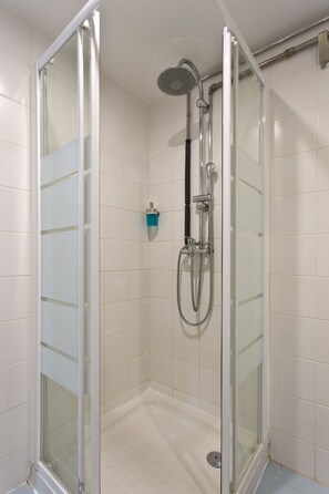 Dusche, Haartrockner, Handtücher, Seife