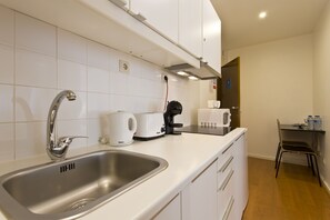 Lemari es, microwave, kompor, dan mesin espresso