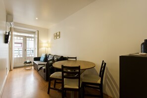 En 32-tommers Flatskjerm-TV med kabel-kanaler samt TV og Netflix