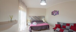 Double or Twin Room (Violetta) | Individually decorated, individually furnished, desk, soundproofing