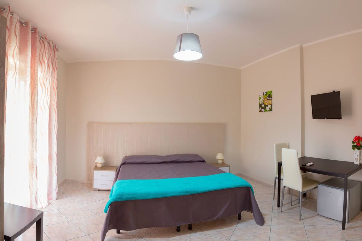 Habitación con 1 cama doble o 2 individuales (Orchidea) | Escritorio, sistema de insonorización, tabla de planchar con plancha