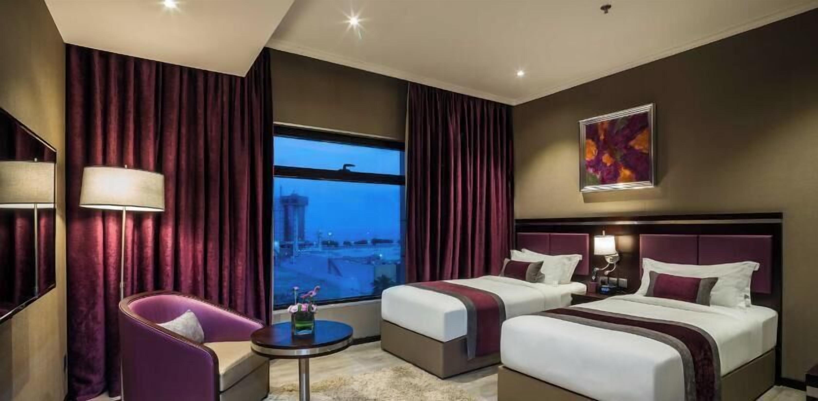 Minibar, caja fuerte, cortinas opacas y sistema de insonorización
