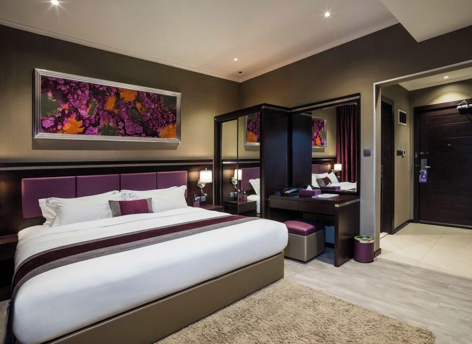 Minibar, caja fuerte, cortinas opacas y sistema de insonorización