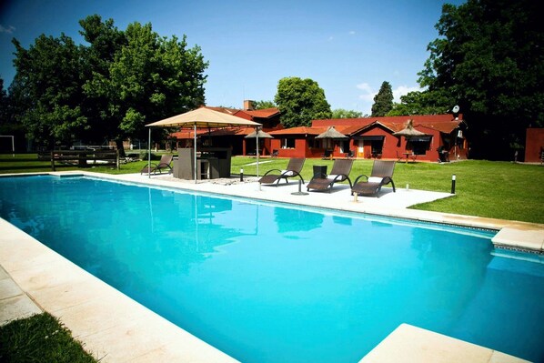 Piscine extérieure (ouverte en saison)