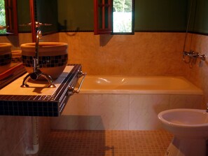 Standardhytte - 1 dobbeltseng - køkken | Badeværelse | Bruser, gratis toiletartikler, hårtørrer