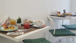 بوفيه فطور مجانًا يوميًا