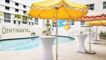 Piscina externa, guarda-sóis, espreguiçadeiras