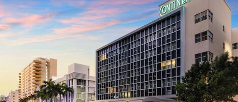 Vista frontal de la propiedad