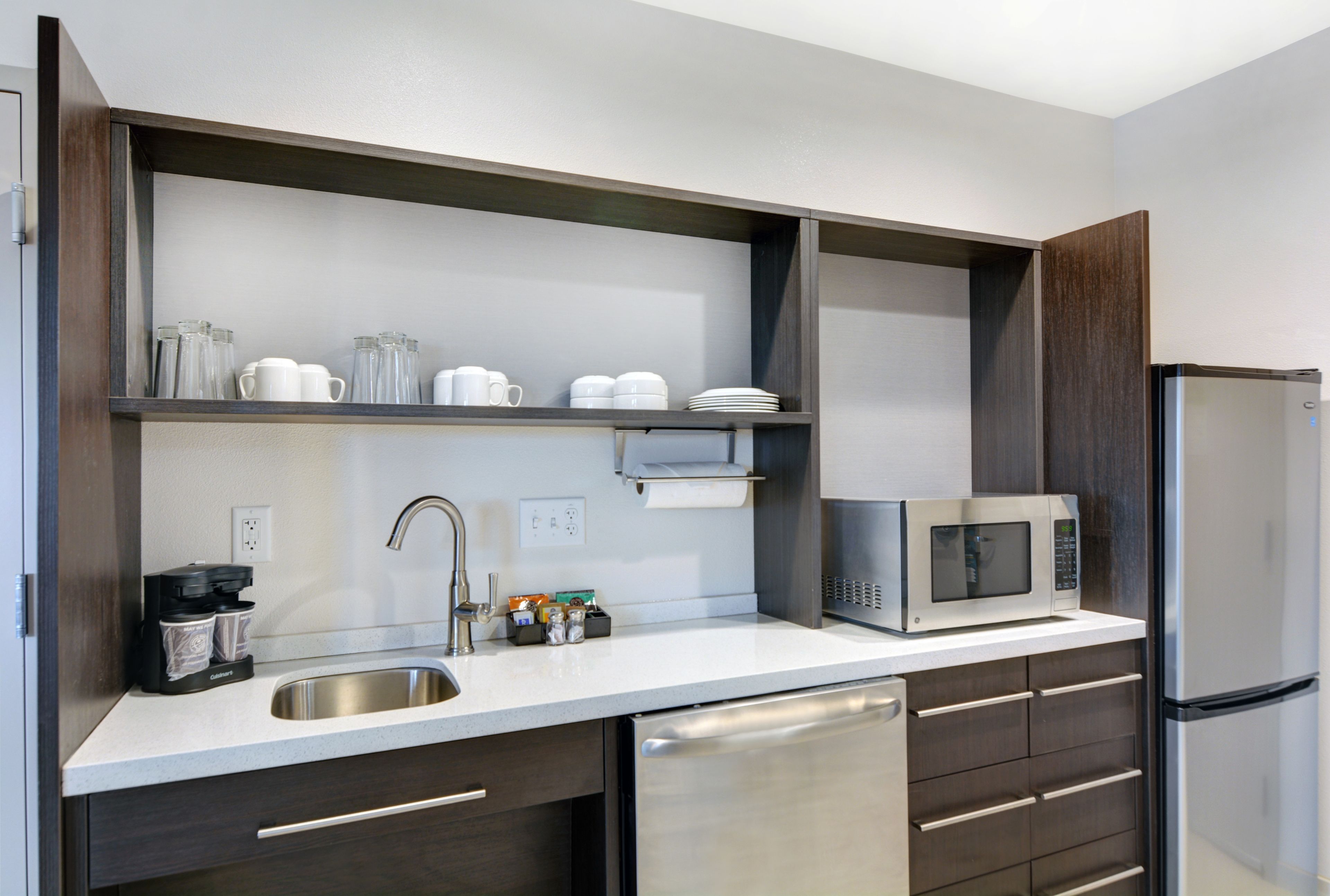 microwave, dishwasher, cookware/dishes/utensils