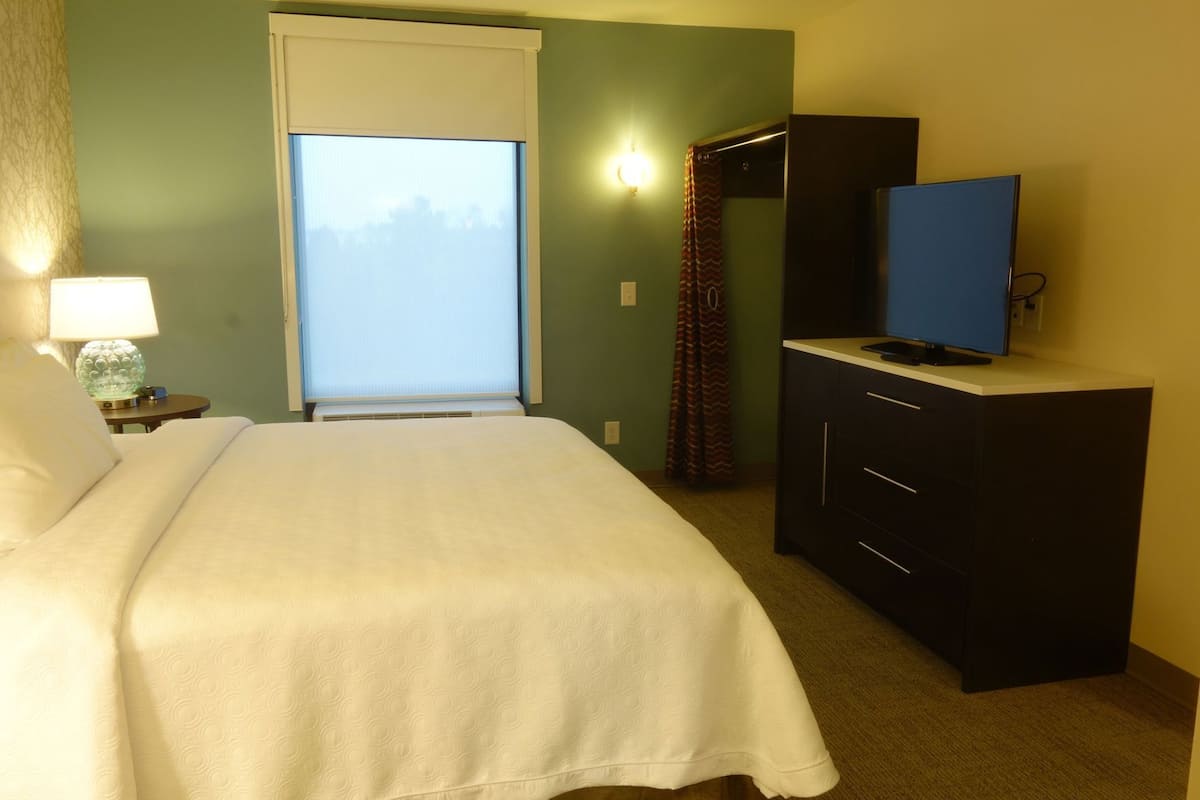 Premium bedding, in-room safe, desk, free WiFi