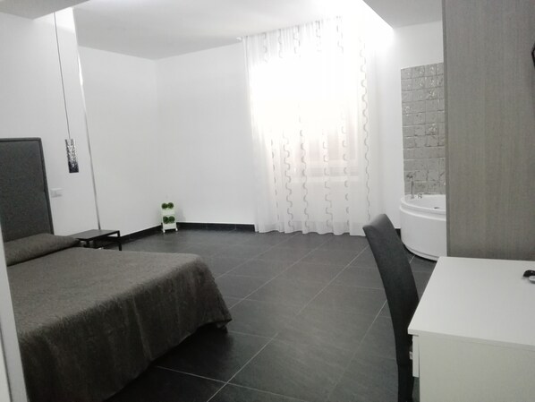 Chambre Double, baignoire à jets | Coffres-forts dans les chambres, bureau, fer et planche à repasser