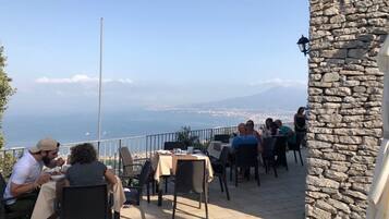 含每日吃到飽早餐