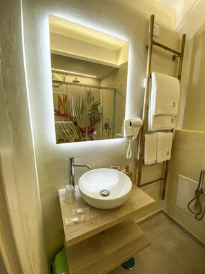 Classic Room, 1 Bedroom | Bathroom | Shower, rainfall showerhead, eco-friendly toiletries, hair dryer - Buona Stella (Pimonte)