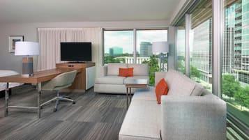 Minibar, desk, laptop workspace, free WiFi