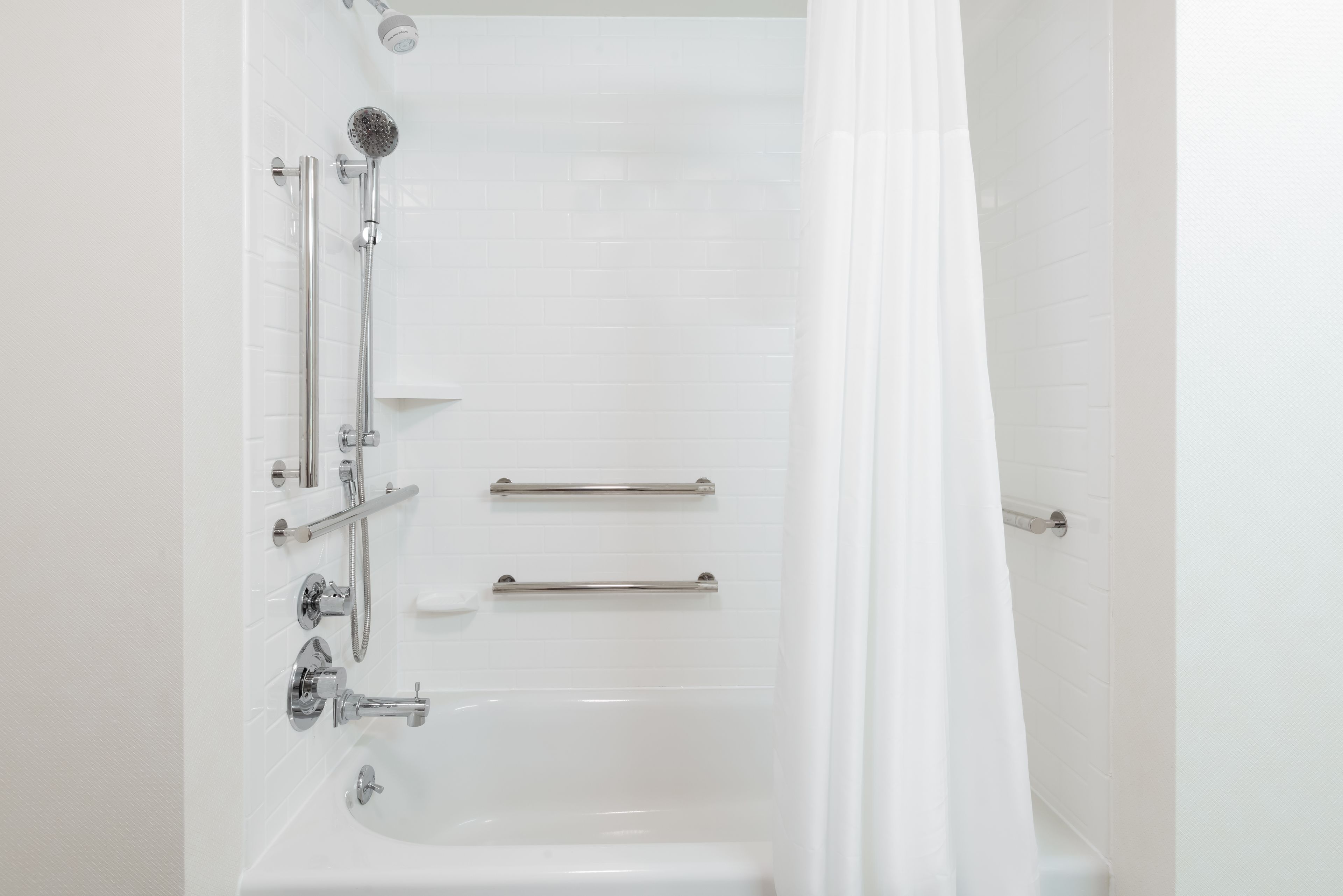 バスアメニティ (無料)、ヘアドライヤー、タオル