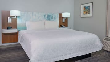 Minibar, desk, laptop workspace, free WiFi