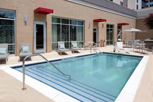 Una piscina al aire libre (de 09:00 a 19:00), sombrillas, tumbonas