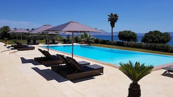 Piscina externa, funciona das 9h às 20h, espreguiçadeiras