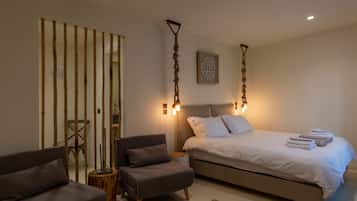 Suite, uitzicht op tuin | Een kluis op de kamer, geluiddichte muren, extra bedden, gratis wifi