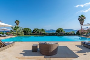 Piscina externa, funciona das 9h às 20h, espreguiçadeiras