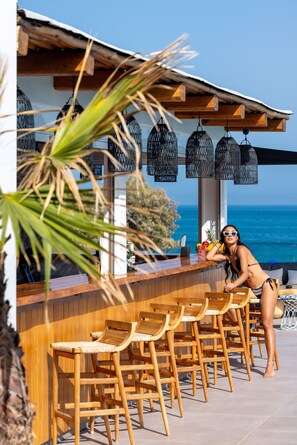 Bar junto a la piscina