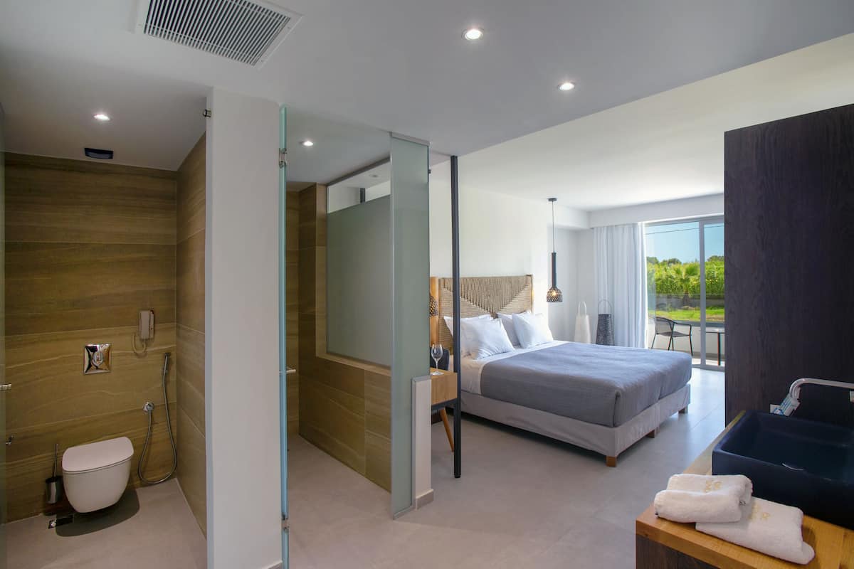 deluxe room | minibar, in-room safe, blackout curtains, soundproofing