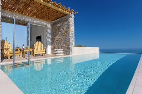 Minibar, in-room safe, blackout curtains, soundproofing. Atermono Boutique Resort & Spa
